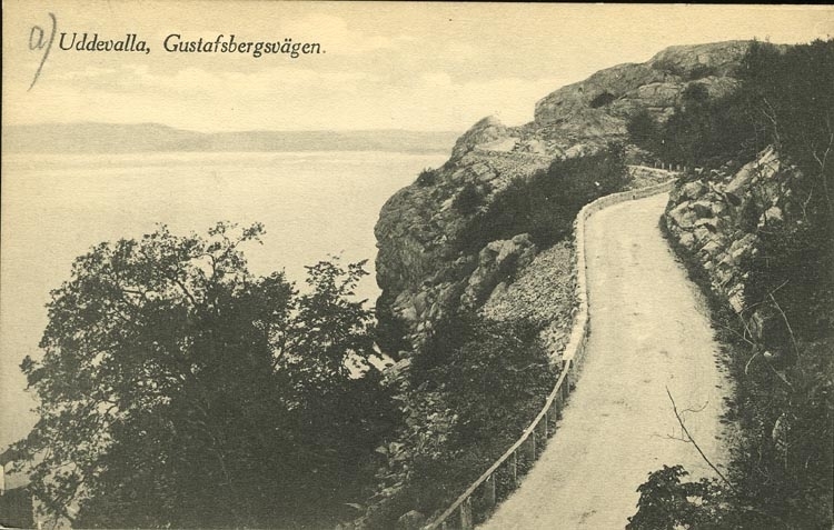 Tryckt text på vykortets framsida: "Uddevalla, Gusafsbergsvägen."
