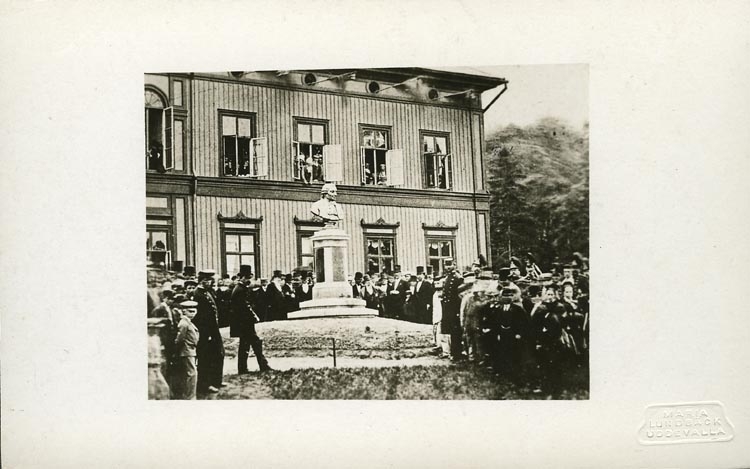 Högtidlig invigning av Anders Knape Hanssons byst den 17 juni 1879 framför gamla barnhusbyggnaden på Gustafsberg, Uddevalla