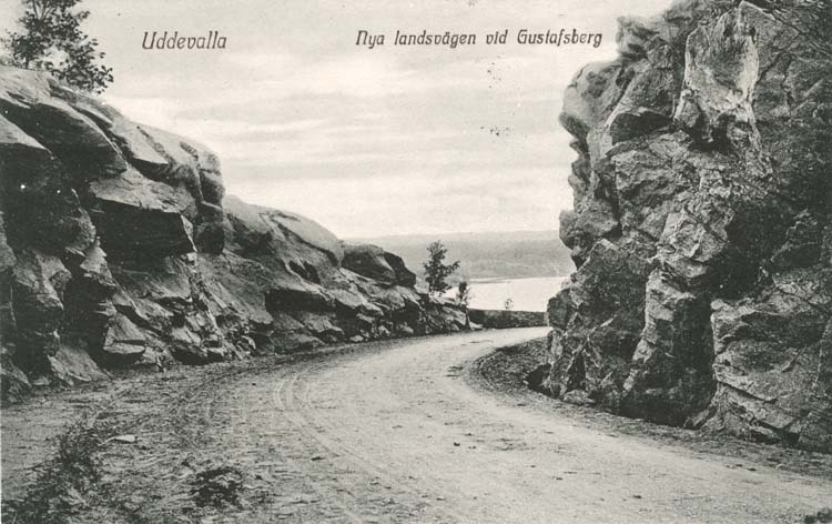 Tryckt text på vykortets framsida: "Uddevalla, Nya landsvägen till Gustafsberg."