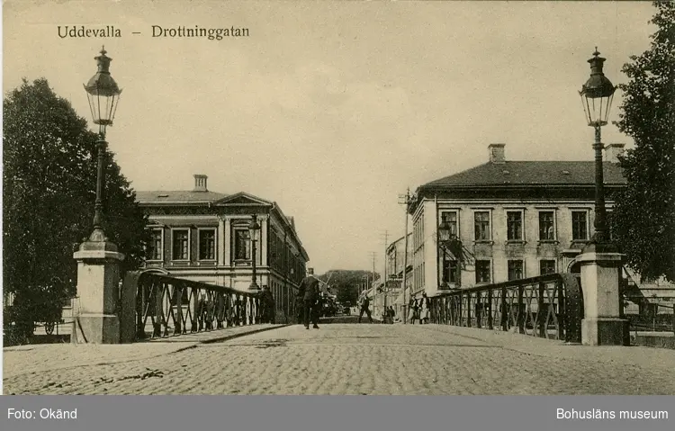 Tryckt text på vykortets framsida: "Uddevalla - Drottninggatan."