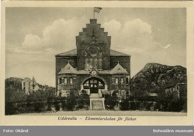 Tryckt text på vykortets framsida: "Uddevalla - Elementarskolan för flickor."
