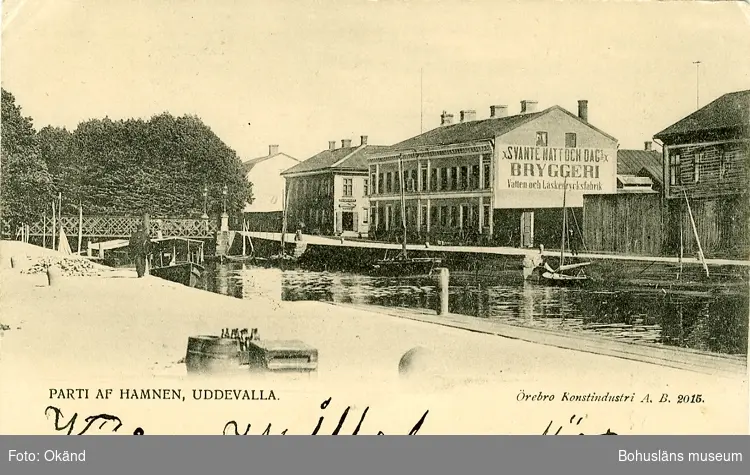 Tryckt text på vykortets framsida: "Parti af Hamnen, Uddevalla."
