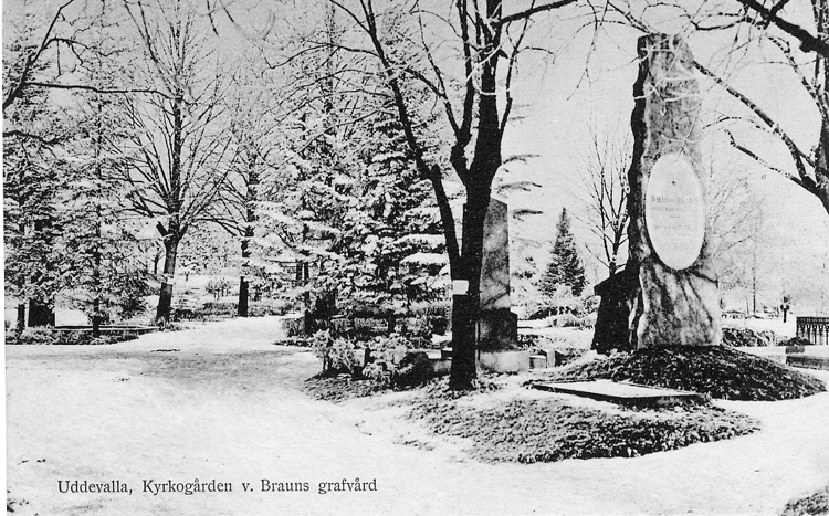 Tryckt text på vykortets framsida: "Uddevalla, Kyrkogården v. Brauns grafvård."