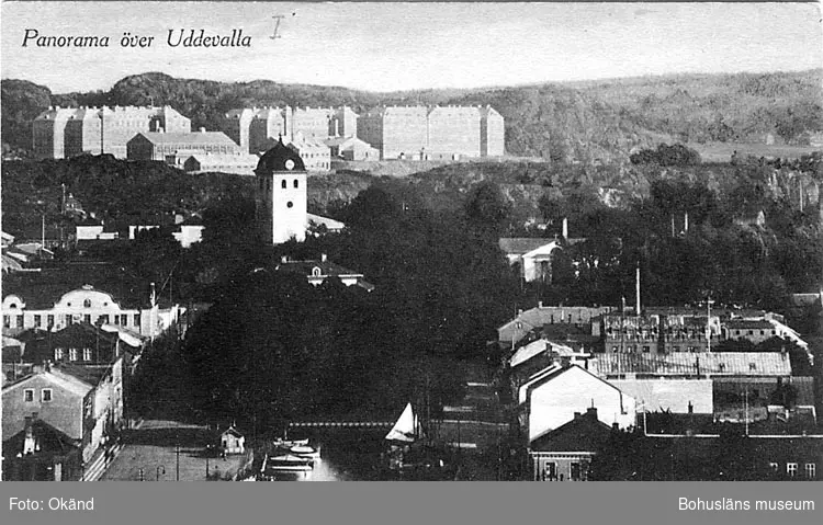 Handskriven text på vykortets framsida: "Panorama över Uddevalla."
