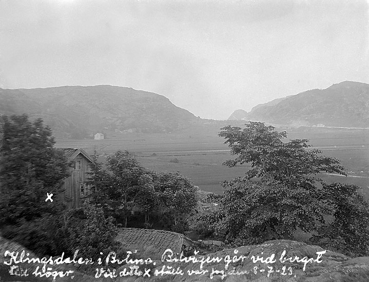 Johans text på fotot: "Klingsdalen i Bottna. Bilvägen går vid berget till höger.
Vid detta x ställe var jag den 8-7.23."