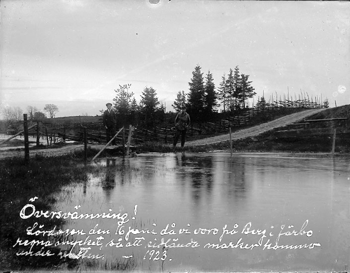 "Översvämning! Lördagen den 16 juni då vi voro på Berg i Järbo regna mycket, så att sidlänta marker kommo under vatten. 1923" enligt text på fotografiet