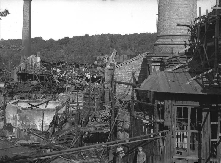 Enligt fotografens noteringar: "Eldsvådan vid Munkedals fabrik 1923."