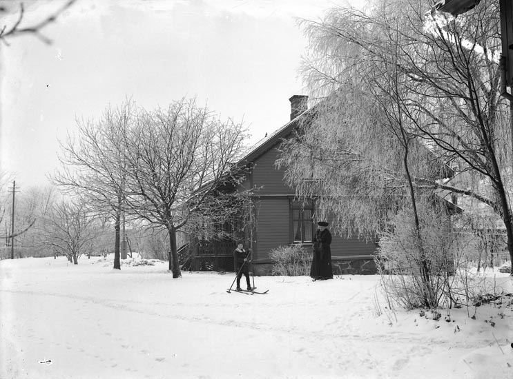 Enligt fotografens noteringar: "Kamrer Almqvist bostad på sin tid omkring 1920? 
Fru Almqvist med fosterson."