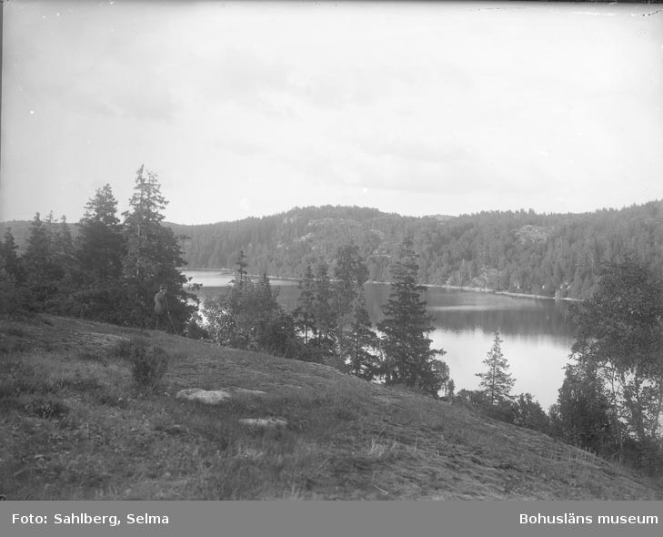 Enligt fotografens noteringar: "Vid sjön Kärn i närheten af Munkedals Herrgård."
"Sjön Vassbotten i närhet af Munkedal."

Uppgifter från Munkedals HBF: "Kärnsjön, Hjalmar Karlsson, Öbbön handlare."
