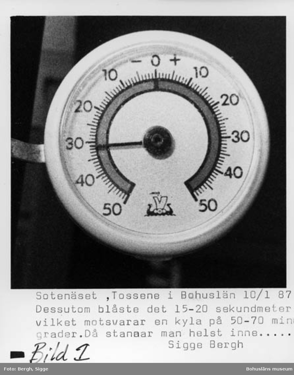 Enligt text på fotot: "Sotenäset, Tossene i Bohuslän 10/1 87. Dessutom blåste det 15-20 sekundmeter vilket motsvarar en kyla på 50-70 minusgrader. Då stannar man helst inne...".