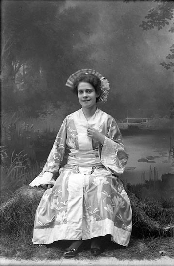 Enligt fotografens journal nr 1 1904-1908: "Thorsson, Anna (geisha)".