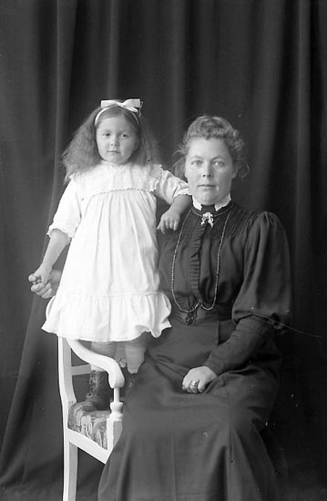 Enligt fotografens journal nr 1 1904-1908: "Bengtsson Ida Ön".