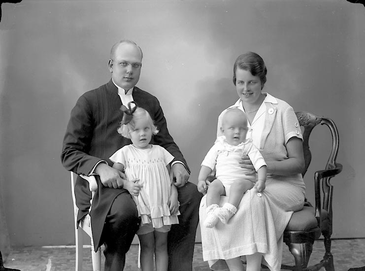 Enligt fotografens journal nr 6 1930-1943: "Törnqvist, Pastor Bertil Kristinelundsg. 5 Gbg".