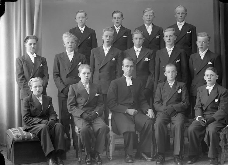 Enligt fotografens journal nr 6 1930-1943: "Norums Konfirmander. Pastor Rhedin".