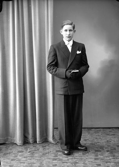 Enligt fotografens journal nr 7 1944-1950: "Adolfsson, Lars Erik Åker Här".