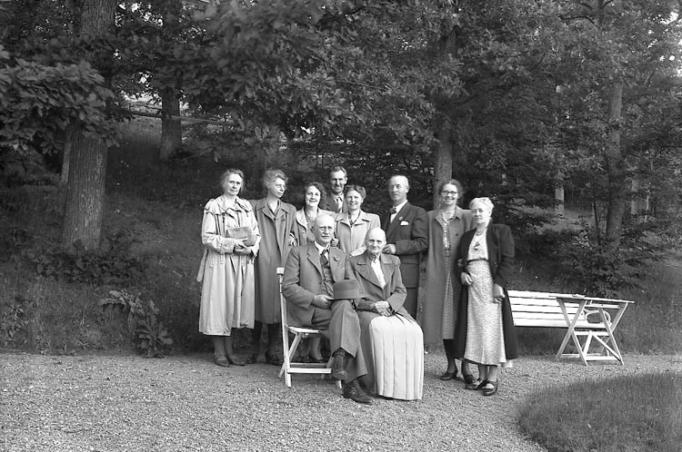 Enligt fotografens journal nr 7 1944-1950: "Ahlenius, Landsfiskal Ljungskile".
Enligt fotografens notering: "D. 1 juli 1946 Landsfiskal C.O. Ahlenius Ljungskile".