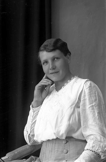 Enligt fotografens journal Lyckorna 1909-1918: "Fru Olga Hermansson Ljungskile".