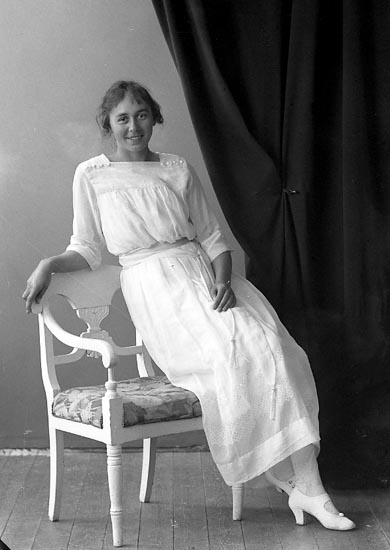 Enligt fotografens journal nr 4 1918-1922: "Wallin, Anna Här".