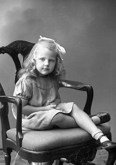 Enligt fotografens journal nr 6 1930-1943: "Andersson, Nancy Hölehed, Skårby".