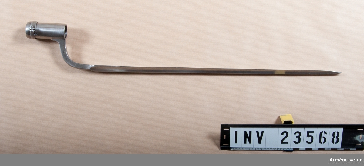.Grupp E II.
"1815 års första modell". Märkt på klingan "1187". Stämpel på bajonettarmen.
LITT  Alm: Arméns eldhandvapen, tab. 1:39, fig. 86.