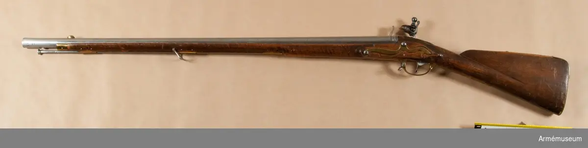 Musköt med flintlås.
Frånsett låset och den korta pipan liknar vapnet det vanliga infanterigeväret m/1747 (AM 1932:4121). Varken geväret eller bajonetten har några stämplar. 

Det rätt höga, båtformiga mässingskornet sitter 10,3 cm bakom mynningen. På svansskruvsstjärten finnes ett gropsikte. Den främre bajonettklacken sitter 4,2 cm och den bakre 8,3 cm bakom mynningen. 

Låset har platt, med bräckta kanter försett bleck. Eldståls- fjäderskruven och pannskruven gå inifrån. Eldstålet är upptill tvärt avskuret, men i motsats till infanterigeväret m/1747 har fängpannan arm. 

Stocken är av björk och mörkbrun, men ursprungligen sannolikt svart. Kolven är falsad och detsamma är också framstocken längs laddstocksrännan. På kolvens vänstra sida inslaget numret 25. Beslagen är av mässing. De likna de å infanterigeväret m/1747, men bakplåtens flik är fäst med två skruvar. I den egentliga bakplåten sitta två stora, halvklotformiga huvud försedda skruvar. På kolvhalsen tom tumplåt, som närmast liknar en krönt sköld. 
Laddstocken är av järn. Kulans vikt 39,9 g.

Kratsen har två spiralklor och två fjädrande sidostycken. Den har upptill gängat hål för laddstocksänden.