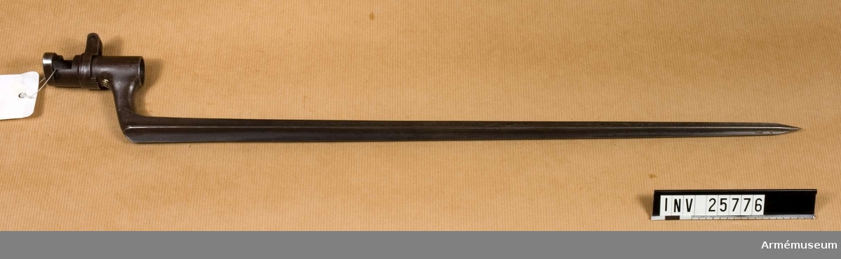 Bajonetten tillverkades år 1868 i Carl Gustaf stads gevärsfaktori. Bajonetten är av samma typ som på 1867 års gevär m/1868. På hylsans V sida är instansat "5 R 6 K No 7". På bajonettarmens H sida ett krönt "C,PJF" och "CF" och på den V numret "19091".