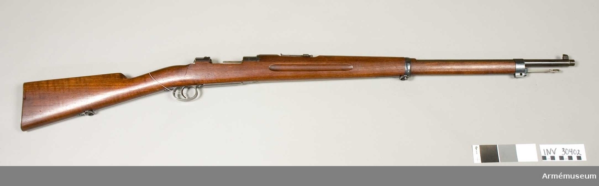 Grupp E II f.
Stämplat "Karl Gustafs stads gevärsfaktori 1899". Mausers system 6,5 mm. För kammarskjutning.