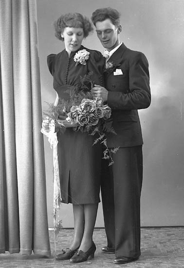 Enligt fotografens journal nr 6 1930-1943: "Andersson, Allan St. Höga brudpar".