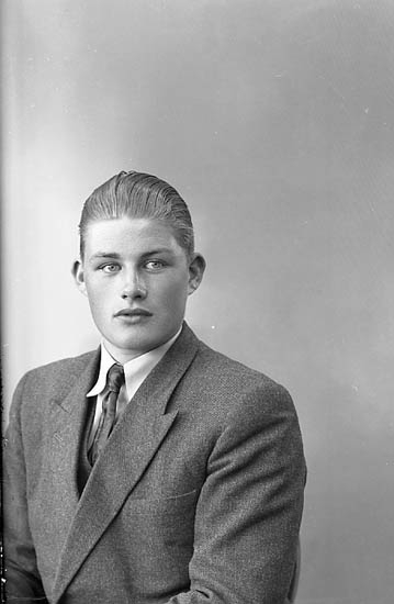 Enligt fotografens journal nr 7 1944-1950: "Johansson, Herr Nils Rune Här".