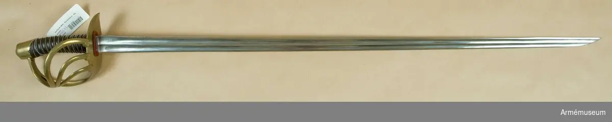 Grupp D II.
Märkt på ryggen med ryska tecken som betyder "Zlatonst i april  1830". Klingan är eneggad, rak, med dubbel skålslipning. Överst på klingans yttersida förekommer märkning - se bilaga, 1. Fästet är av mässing och har tregrenad parerplåt. På handbygelns yttersida förekommer tre stämplar - se bilaga, 2. 