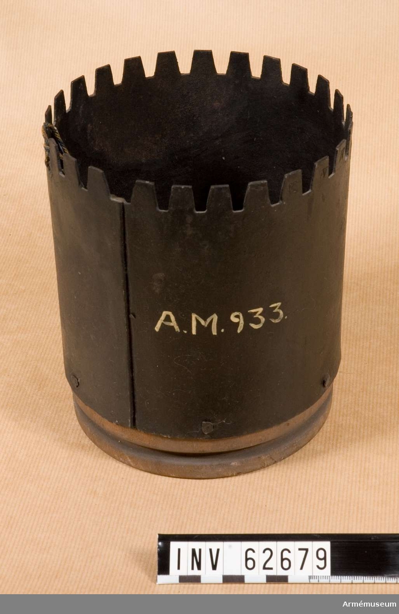 Grupp F II.
Tom. 24-pundig karteschdosa med träspegel till granatkanon m/1833.
Till 24-pundig slätborrad framladdningsgranatkanon m/1833 samt 24-pundig bakladdningskanon m/1852. För 1831 års kalibersystem.