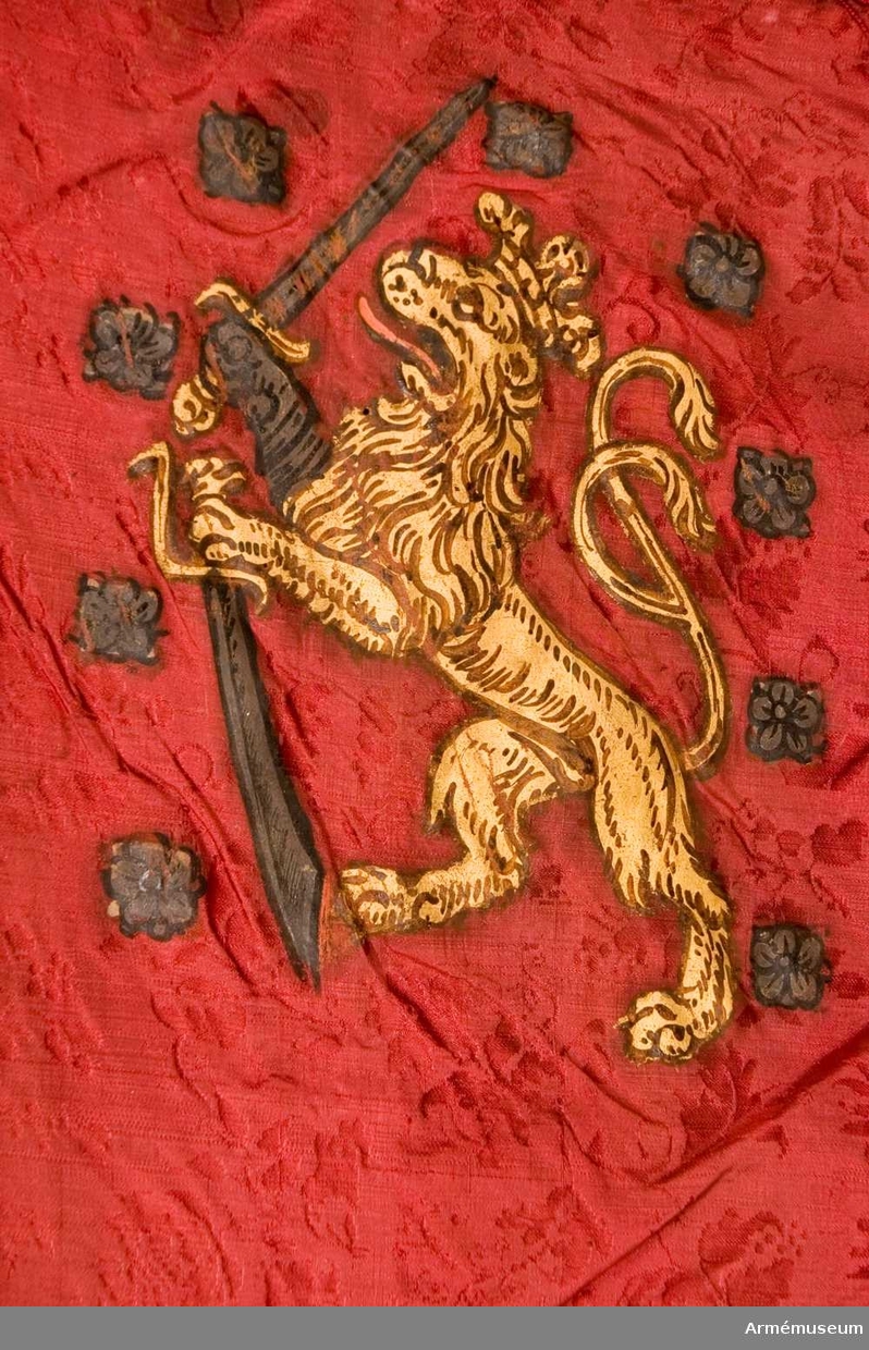Duk: Tillverkad av enkel, röd sidendamast sammansydd av två våder. Duken fäst med tre rader tennlickor på ett gult och rött mönstervävt band.

Dekor: Målat omvänt lika på båda sidor i övre, inre hörnet Stor-Finlands vapen, ett mot stången vänt dubbelsvansat lejon förande med vänster framfot en sabel under sig och med höger, som är harneskklädd, ett upplyft svärd, båda med klingor i silver och fästen i guld, åtföljt av nio silverrosor.

Frans: Dubbel, av rött silke. 

Stång: Tillverkad av trä, kannelerad. Löpande bärring.