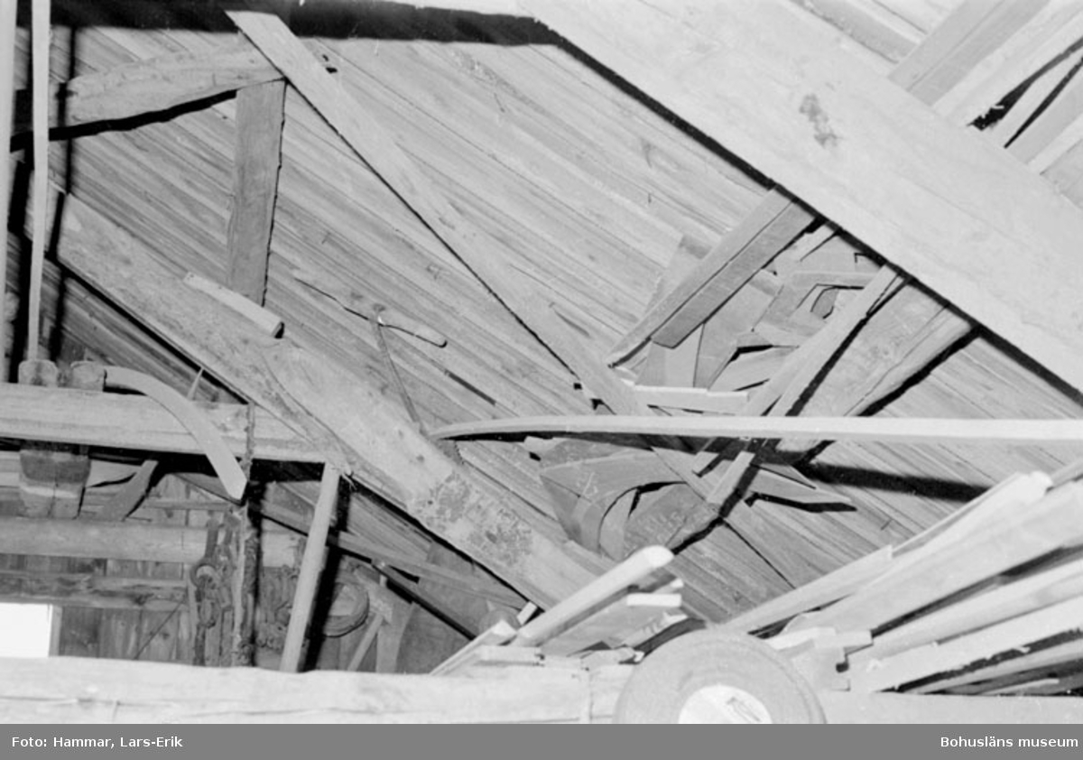 Motivbeskrivning: "F.d varv i Skredsvik, uppe vid taket syns bl.a mallar."
Datum: 19800717