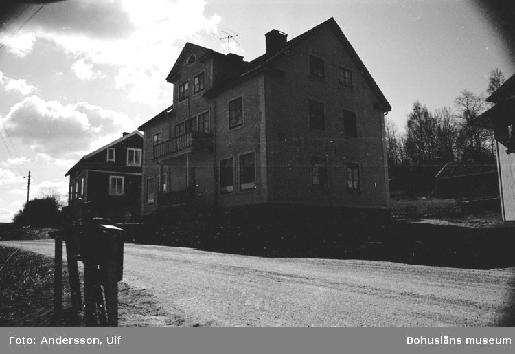 Bohusläns samhälls- och näringsliv. 2. STENINDUSTRIN.
Film: 18

Text som medföljde bilden: "F.d. speceriaffär. April 1977."