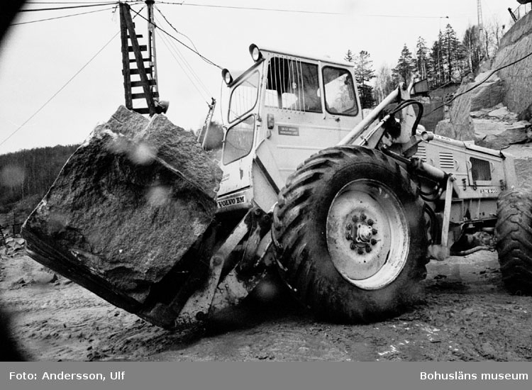 Bohusläns samhälls- och näringsliv. 2. STENINDUSTRIN.
Film: 20

Text som medföljde bilden: "Bortforsling av block med hjullastare. April 1977."