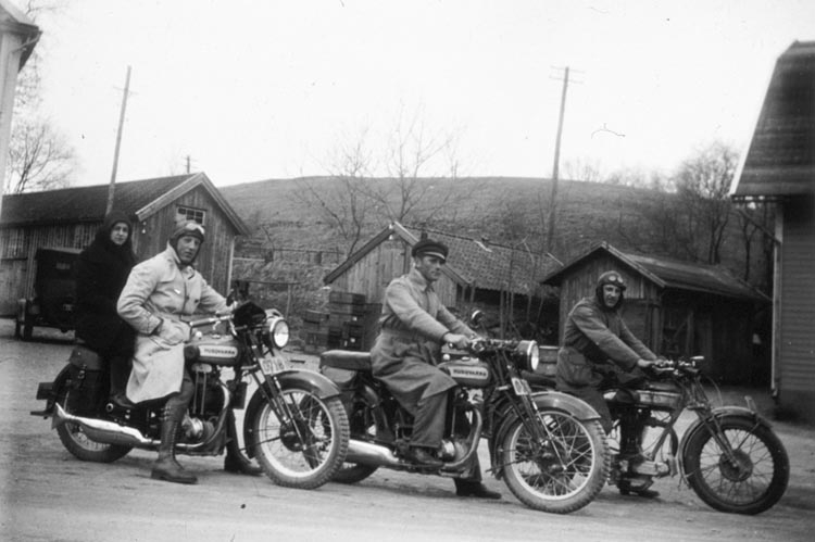Motorcykeltrio besöker Kvistrum, Munkedal, 1930-talet.
