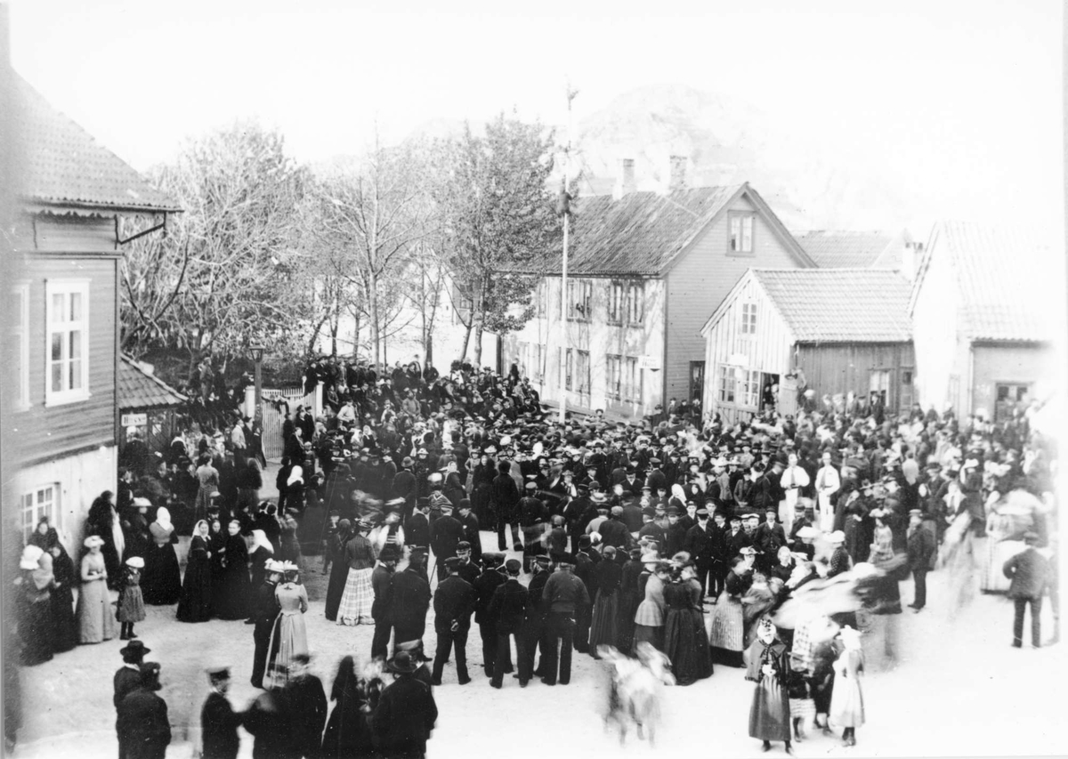 17. mai 1893 på torget i Egersund. Klatrestang.
