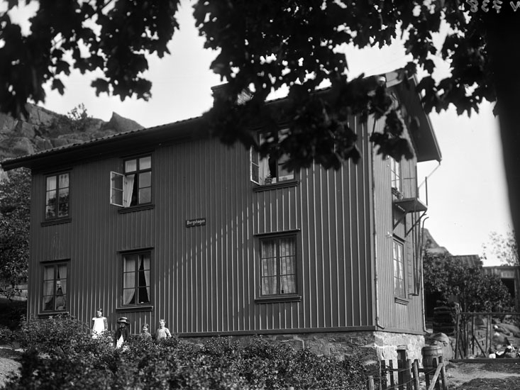 Enligt tidigare noteringar: "Bostadshus "Bergshagen" tillhör Uddevalla Tändsticksfabrik."