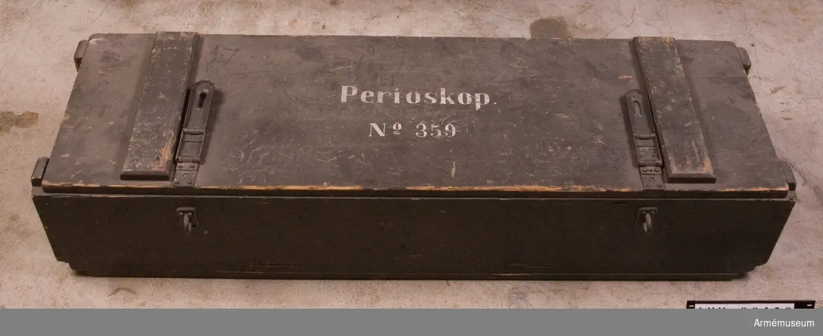 Lådan märkt "Perioskop No 359".
Medföljande fotografi som visar periskopets funktion. Märkt "Monokulares Feldperiskop".
En mindre låda inuti packlådan innehållandes pensel samt putsduk.
Tillverkare: Carl Zeiss - Jena