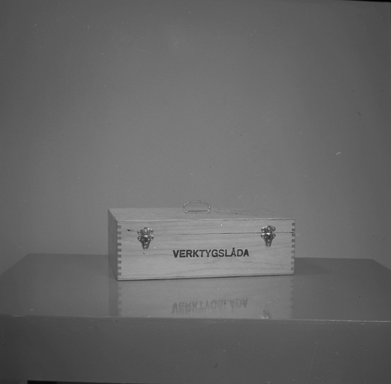 Text till bilden: "Lampindustri. Lysekil. Verktygslåda. 1945.12.04".


