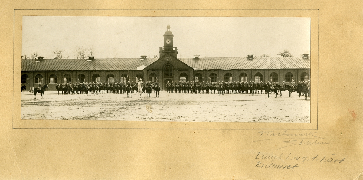 Livgardet till häst K 1, uppställt framför ridhuset. I förgrunden överste Montgomery.