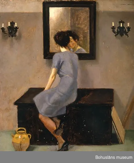 Kvinna sitter på kista, väggspegel