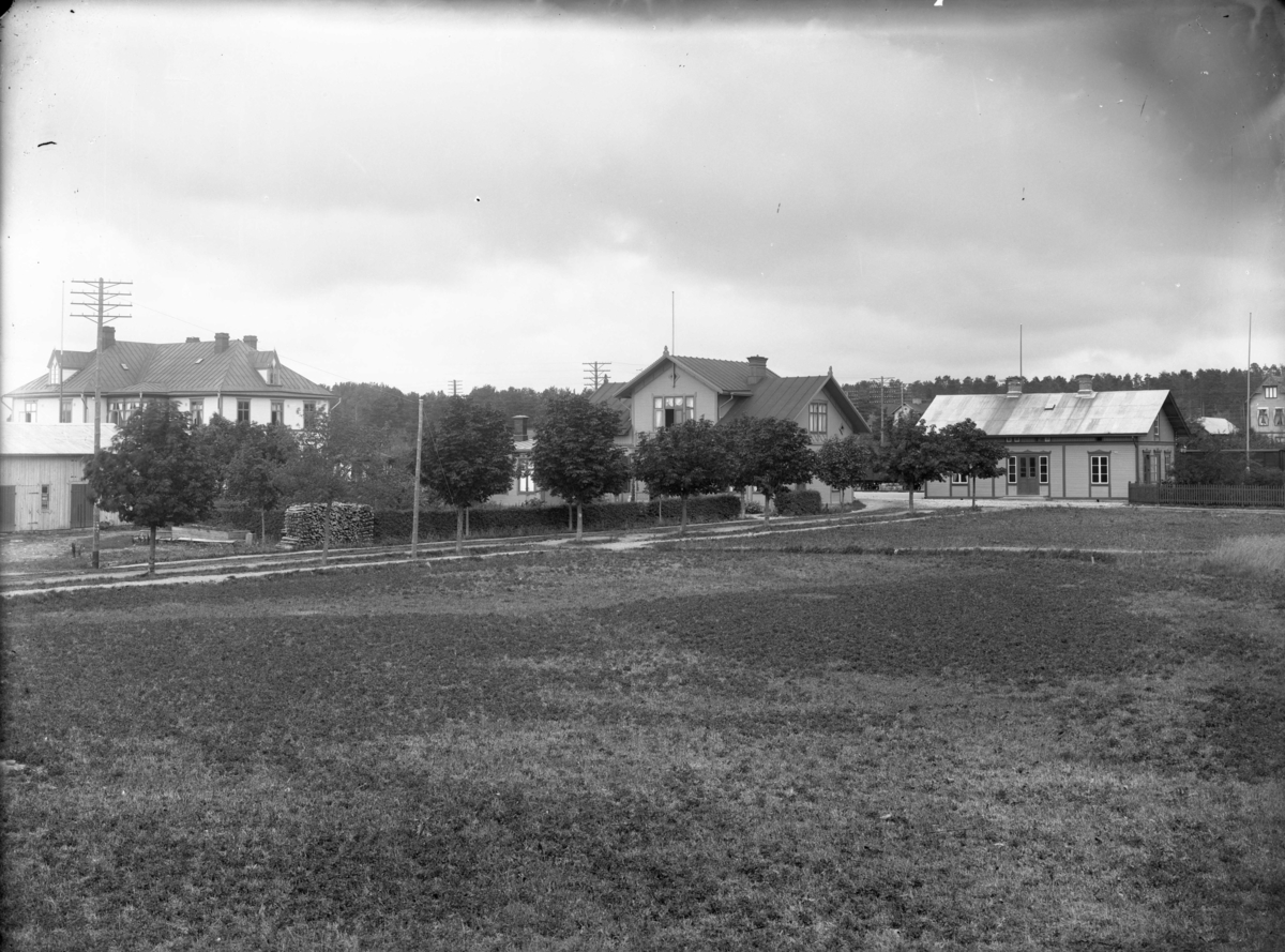 Från vänster Fritiof Lundqvists affär, Grillby Hotell, järnvägsstationen, Grillby, Villberga socken, Uppland, vy från söder