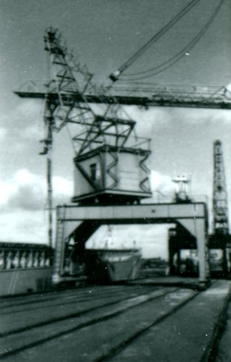 Halmstads hamn, 1988.
Den äldsta lyftkranen, kran nr 2. Kranen byggdes 1920.