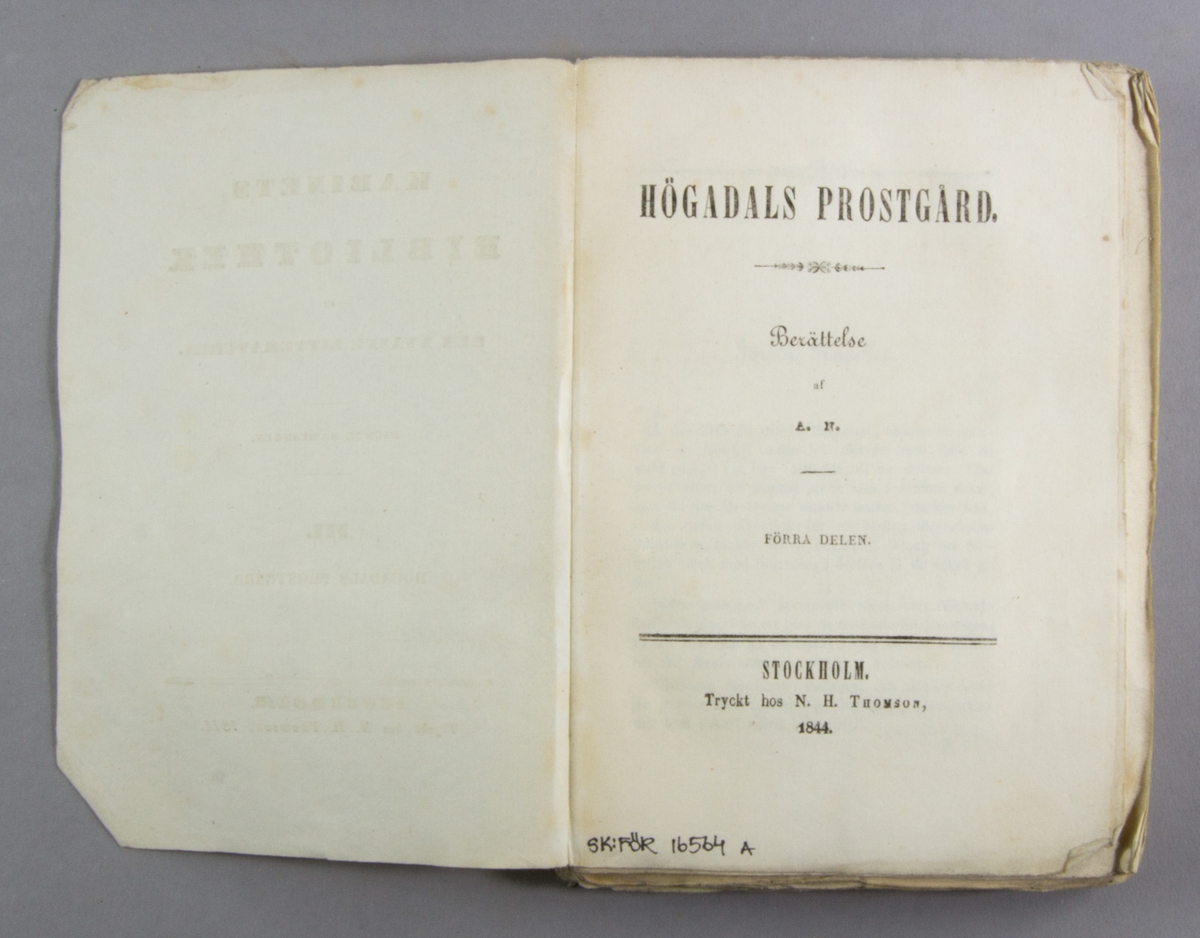Bok, häftat pappersband: "Högadals prostgård. Del I" skriven av Wilhelmina Gravallius och tryckt hos N. H. Thomson i Stockholm 1844. 

Första häftet av två. Häftad och oskuren i tryckt omslag.