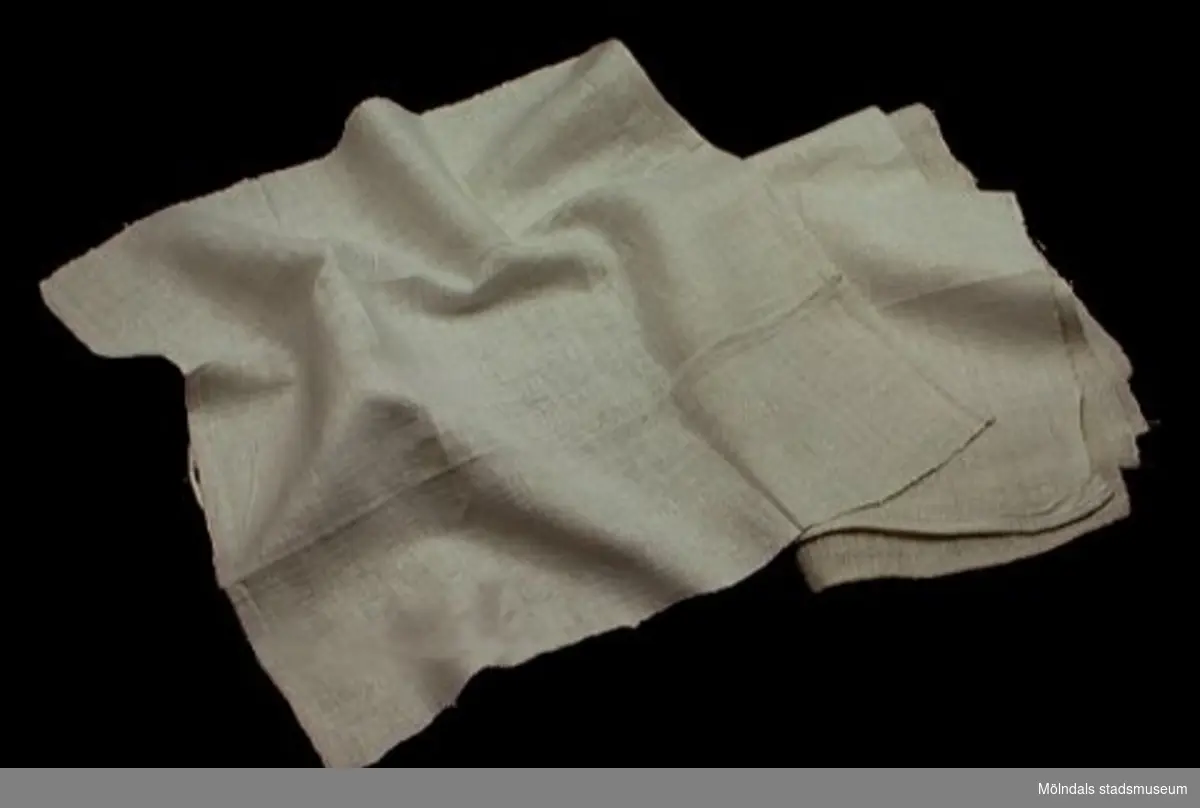 Handdukar av vitt, grovt linne, försedda med hank.Fållade för hand.
