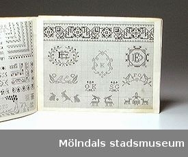 Märkbok med monogram och mönster i korsstygn mm.