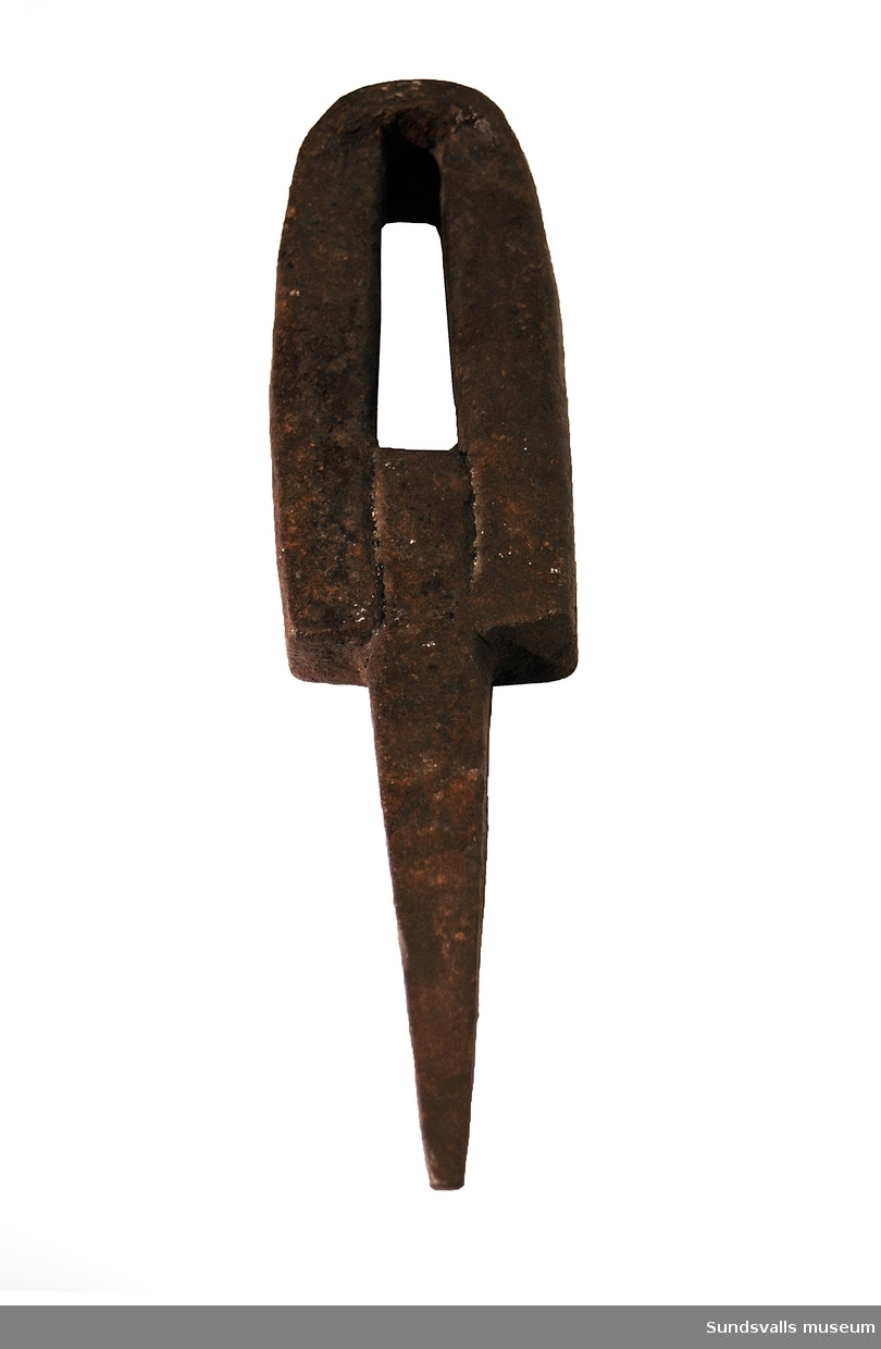 Järnkil med en spetsig del som sitter fast i en U-formad kropp. Tjocklek 4,3 cm. Redskapet användes av givarens far.