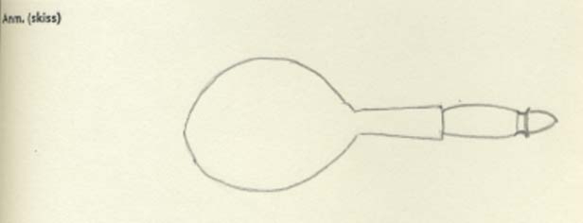 En träsked.
Skeden har ett ovalt skedblad och ett kort skaft. Skaftet är profilerat i tre avsatser. Skaftets ände är formad till en spets. På skeden syns spår av färg.
Skeden är mycket välbevarad, bortsett från en liten spricka som är synlig på baksidan.

Text in English: Wooden spoon with egg-shaped bowl and short, profiled handle ending in a point.
Intact and well preserved except for a small crack on the reverse.