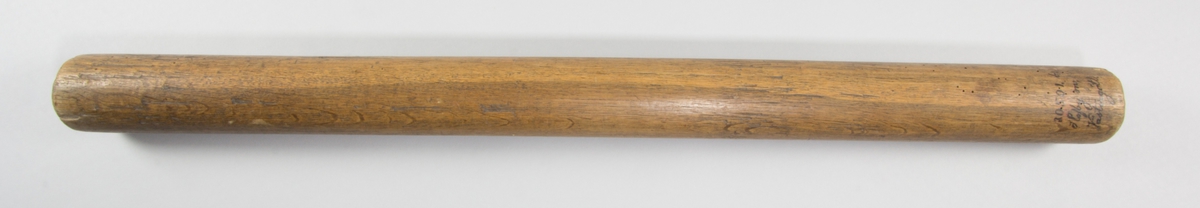 Kavel, rund svarvad och putsad stav av trä.
Används tillsammans med mangelbräde SKANM.0030501 A.
